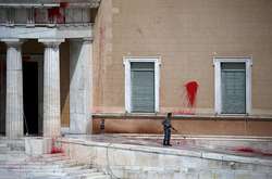 Здание парламента Греции забросали краской