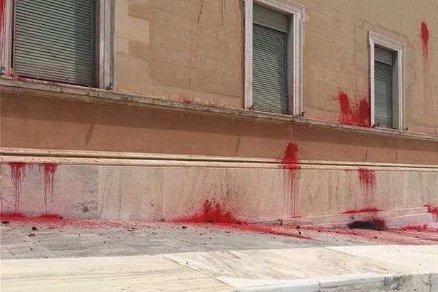 У Греції будівлю парламенту закидали фарбою