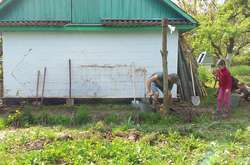 На Вінниччині волонтери почали будувати житло для жінки і двох дітей, що постраждали від пожежі