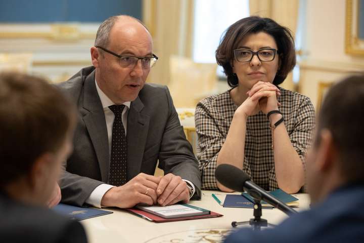Зеленський попросив Парубія скликати позачергове засідання Ради