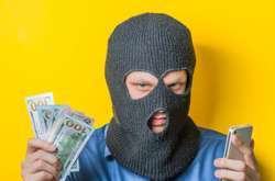 На Вінниччині злочинці обманом виплутали у літньої жінки 19 тисяч доларів