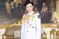 Вся в орденах и в военной форме: сеть обсуждает первые официальные портреты новой королевы Таиланда