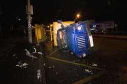 Автомобіль аварійної служби перекинувся прямо біля зупинки громадського транспорту