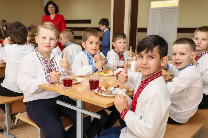 В Одесі ще одна школа перейшла на харчування за системою «шведський стіл»