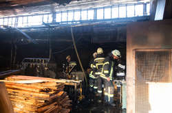 Пожежа сталася в одноповерховій складській будівлі