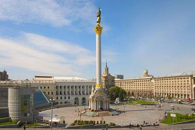 Велике прибирання: на Майдані помиють Стеллу Незалежності