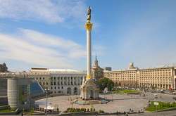 Велике прибирання: на Майдані помиють Стеллу Незалежності