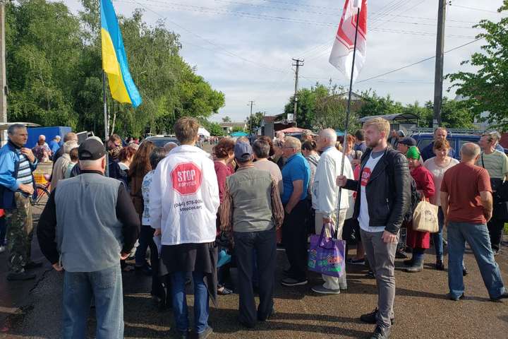 На Київщині люди перекрили трасу через будівництво свинокомплексу (фото)
