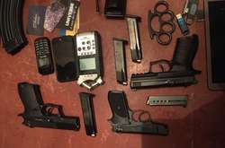 Під час обшуків правоохоронці вилучили зброю і боєприпаси до неї