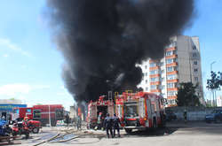 В Хмельницькому біля дев’ятиповерхівки та АЗС сталася масштабна пожежа (відео)