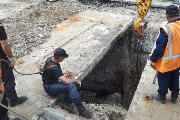 Сморід та незручності: у Голосієві розпочався масштабний ремонт на каналізаційному колекторі