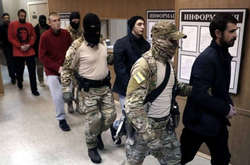 Суд в Москві залишив під арештом ще вісьмох українських моряків