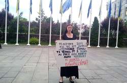 Вдова вийшла на одиночний пікет під Адміністрацію президента (фото)