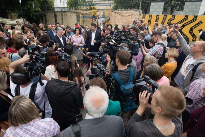 Порошенко каже, що справи проти нього відкривають за скаргами ворогів України