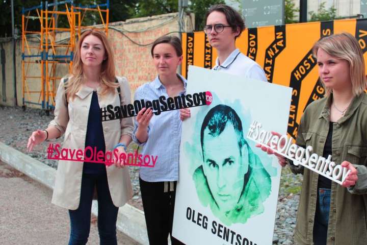 На «Книжковому арсеналі» в Києві проходить акція на підтримку Сенцова