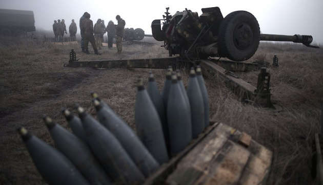 На Донбасі окупанти гатять з артилерії: один боєць поранений