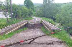 На Закарпатті через паводок обвалився міст