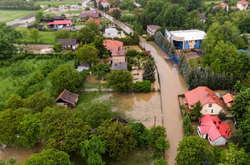 Негода у Польщі повалила дерева та підтопила будинки