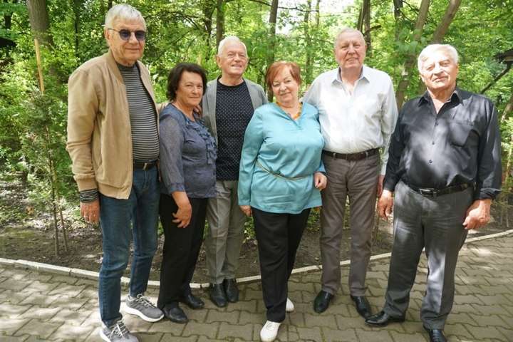 Батьки Яценюка відзначили 45-річчя політика з друзями за кавою у парку Чернівців (фото) 