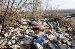 Два райони на Київщині роками не можуть вирішити, хто прибере сміттєзвалище