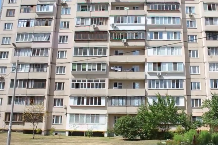 З вікон багатоповерхівок у Києві випали двоє дітей