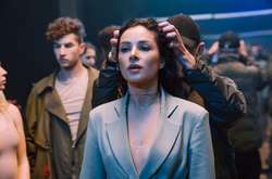 Без гламура и декораций: Злата Огневич презентовала видеоклип, снятый на заброшенном заводе