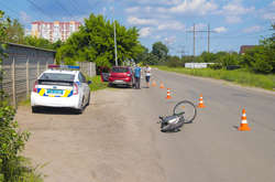 На Осокорках підліток на електросамокаті врізався у Renault (фото, відео)