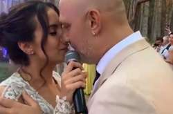 Поцелуи и романтика: Настя Каменских и Потап спели на собственной свадьбе 