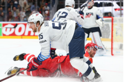 У цьому епізоді Ноа Ганіфін припечатав Алєксандра Овечкіна