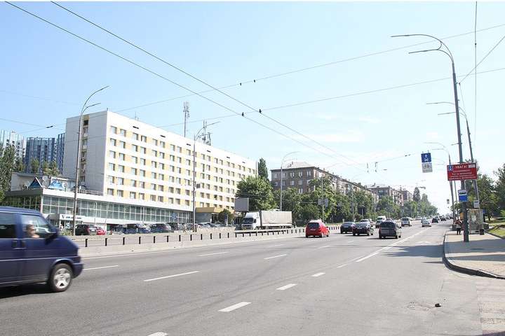 Один із центральних бульварів Києва очистили від реклами (фото)