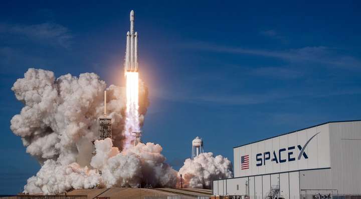 SpaceX запустила ракету з 60 супутниками для глобальної роздачі інтернету