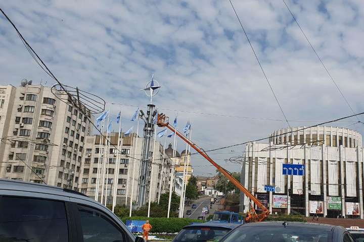 На Європейській площі демонтували м’яч, встановлений до Євро-2012 (фото)