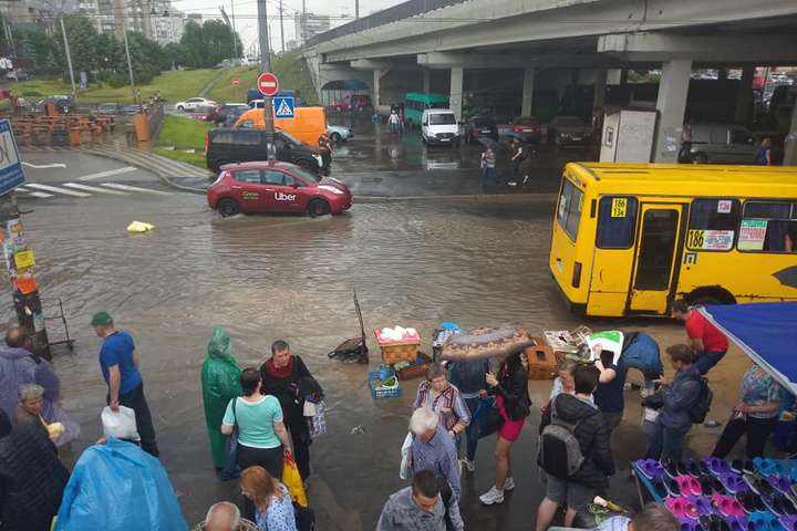 У Києві знову апокаліпсис: сильна злива затопила дороги біля метро «Святошин» (фото)