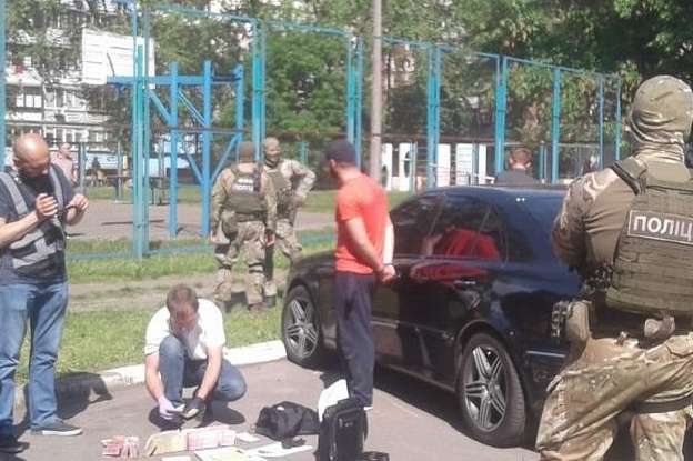 Двоє іноземців напали на киянина і викрали з його авто 600 тис. грн (фото, відео)