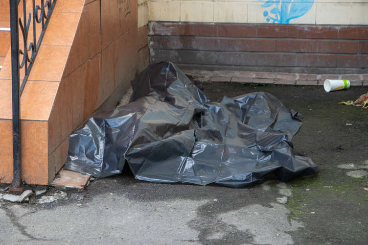 Біля кінотеатру на Харківському масиві знайшли тіло чоловіка (фото, відео)