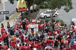 Сотни работников McDonald's устроили в США забастовку из-за низкой зарплаты и домогательств