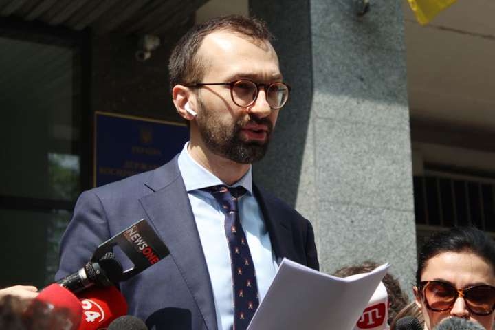 Лещенко приніс Зеленському стенограму скандального засідання Кабміну