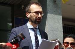 Лещенко приніс Зеленському стенограму скандального засідання Кабміну