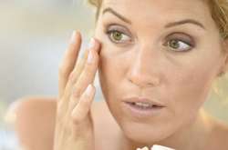 Специалисты рассказали, почему появляются мешки под глазами