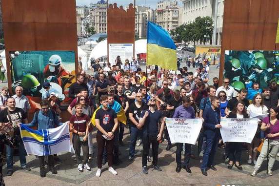 На Майдані акція на підтримку захоплених Росією українських моряків