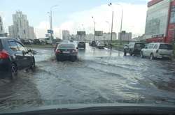У Києві після зливи утворилися «озера» на дорогах 
