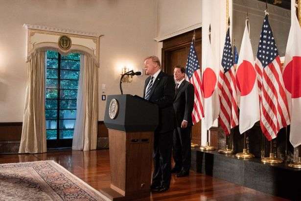 Трамп розпочав візит до Японії