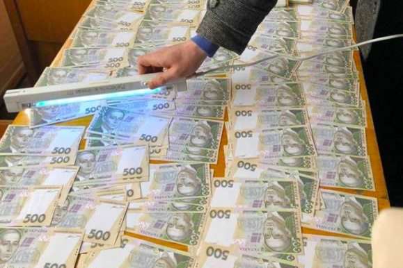 Начальника ДАБІ в Рівненській області затримали на хабарі у 400 тис. грн