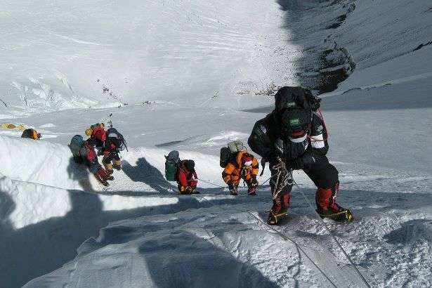 На Евересті вишикувалася рекордна черга: 10 альпіністів загинули
