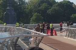 Лопнуло скло: відкритий напередодні в Києві пішохідний міст закрили (фото)