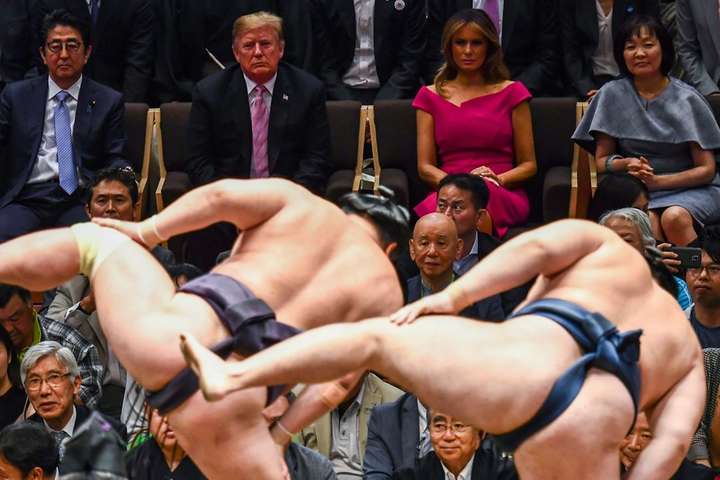 Президент США з дружиною вперше побували на турнірі з сумо у Японії (фото)