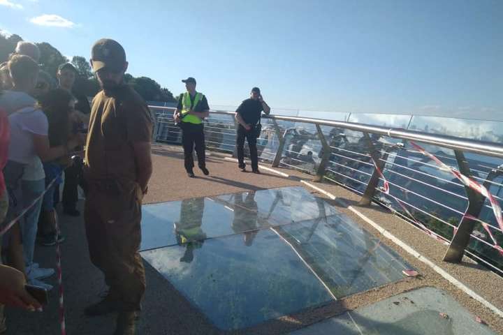 Поліція Києва встановлює обставини пошкодження скла на пішохідному мосту