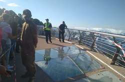 Поліція Києва встановлює обставини пошкодження скла на пішохідному мосту