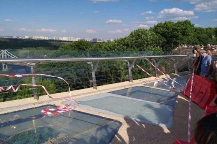 Вандали пошкодили захисну плівку: Кличко проінспектував скляний міст