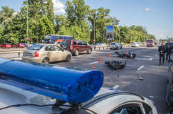 В результаті зіткнення обидва мотоцикли і автомобіль отримали незначні пошкодження